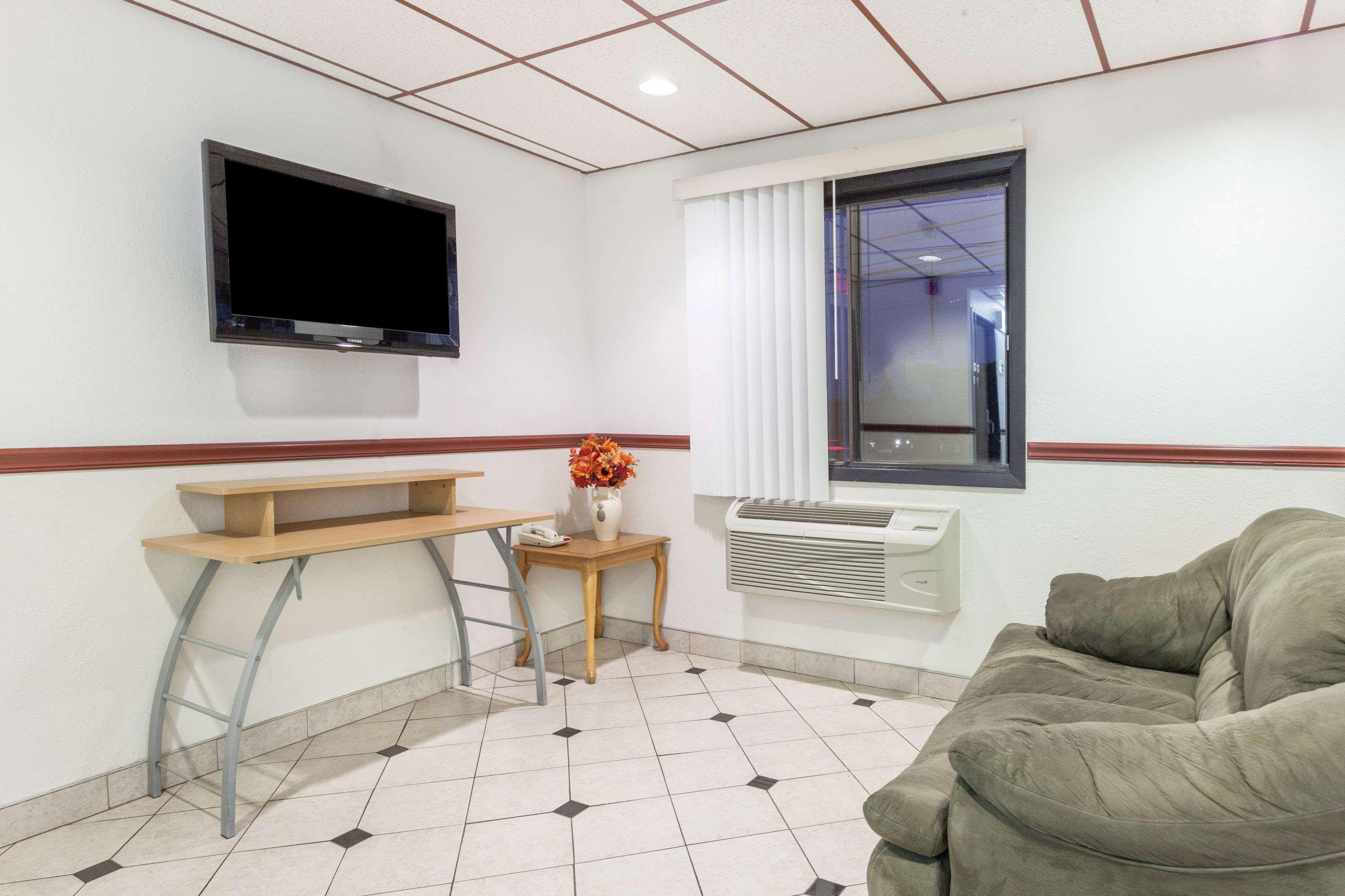 Super 8 By Wyndham Winchester Va Εξωτερικό φωτογραφία